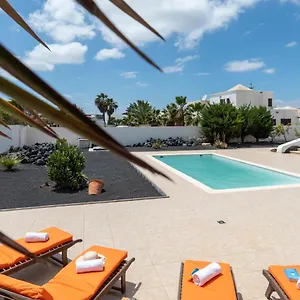 https://casa-monicha.in-canary-islands.com